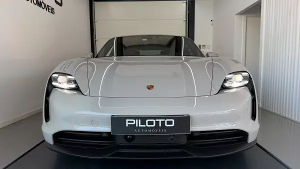 Porsche Taycan 2021 — foto 3 de 35