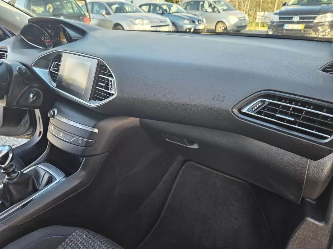 Peugeot 308 SW 2019 - 13800 EUR, 77780 km - AUTO.MOTO.pt - 77780km - foto 21 de 44