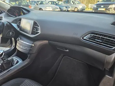 Peugeot 308 SW 2019 - 13800 EUR, 77780 km - AUTO.MOTO.pt - 77780km - foto 21 de 44