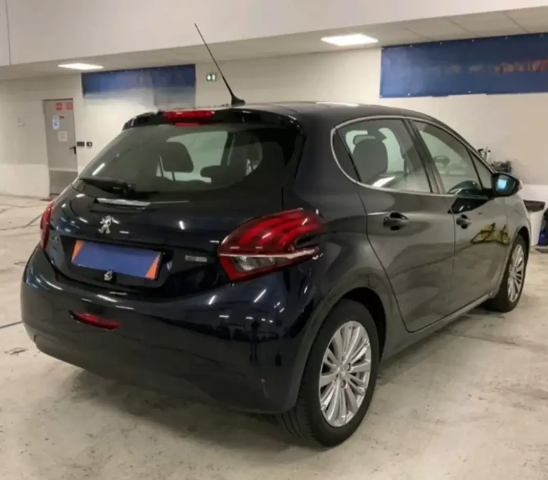 Peugeot 208 2017 - 8490 EUR, 137427 km - AUTO.MOTO.pt - 137427km - foto 5 de 5