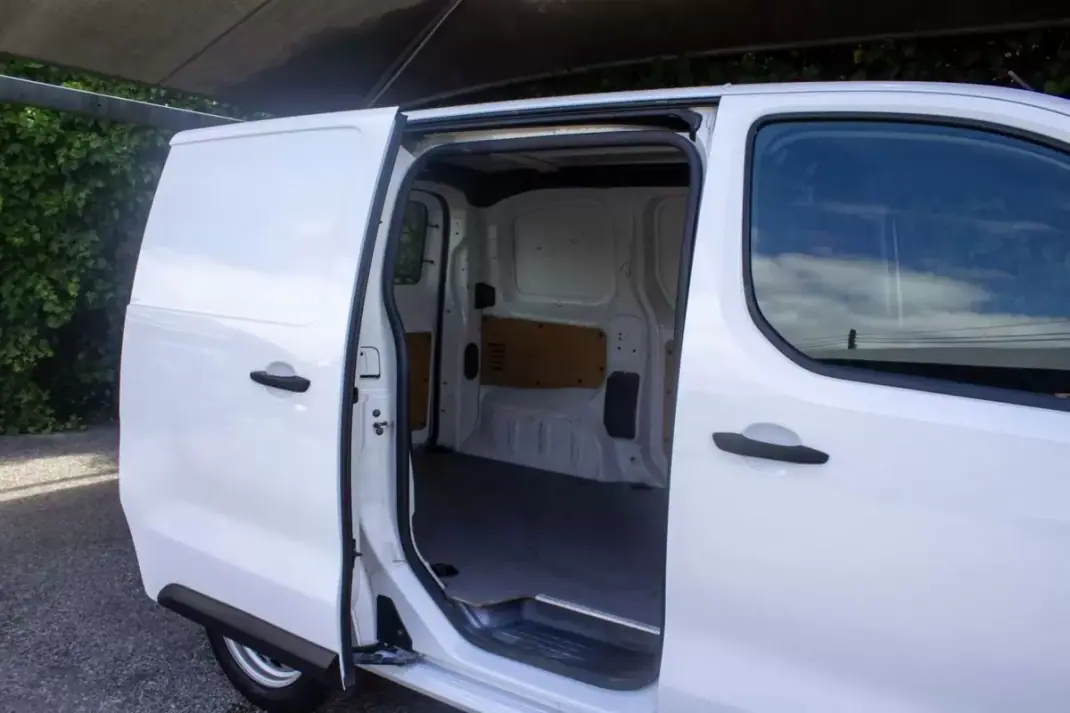 Toyota Proace 1.6 D4D L1H1 2019 - 15900 EUR, 65000 km - AUTO.MOTO.pt - 65000km - foto 12 de 15