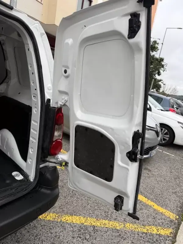 Citroën Berlingo 2015 - 7900 EUR, 221000 km - AUTO.MOTO.pt - 221000km - foto 15 de 29