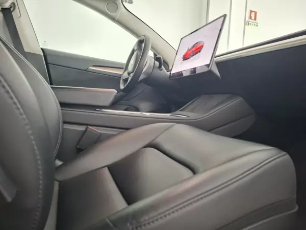 Tesla Model 3 2023 - 31900 EUR, 69700 km - AUTO.MOTO.pt - 69700km - foto 7 de 13