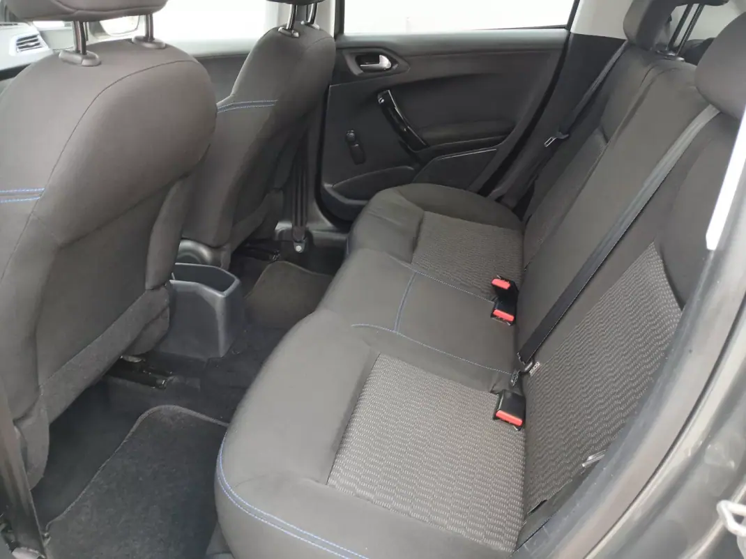Peugeot 208 2017 - 7950 EUR, 104781 km - AUTO.MOTO.pt - 104781km - foto 18 de 26