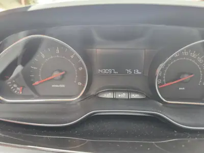 Peugeot 208 2013 - 10950 EUR, 143500 km - AUTO.MOTO.pt - 143500km - foto 5 de 6
