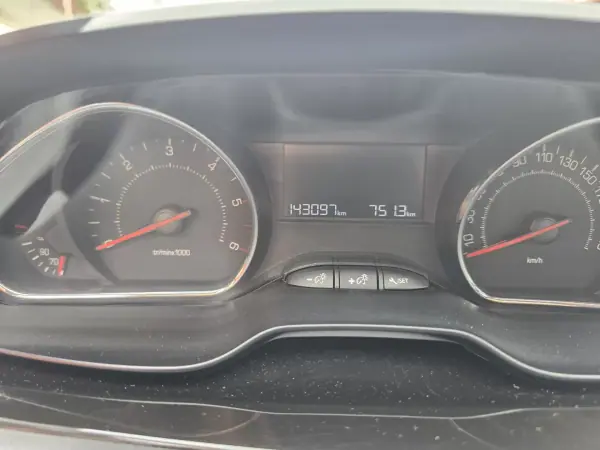 Peugeot 208 2013 - 10950 EUR, 143500 km - AUTO.MOTO.pt - 143500km - foto 5 de 6
