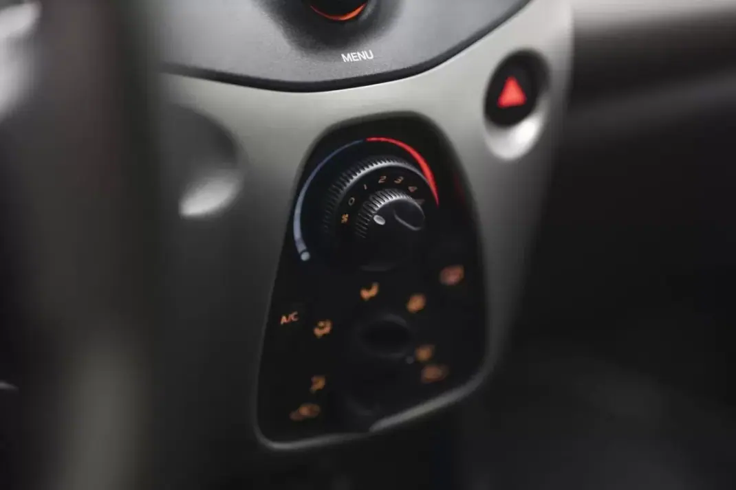 Peugeot 108 2017 - 9500 EUR, 49390 km - AUTO.MOTO.pt - 49390km - foto 31 de 45