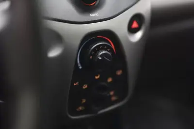 Peugeot 108 2017 - 9500 EUR, 49390 km - AUTO.MOTO.pt - 49390km - foto 31 de 45