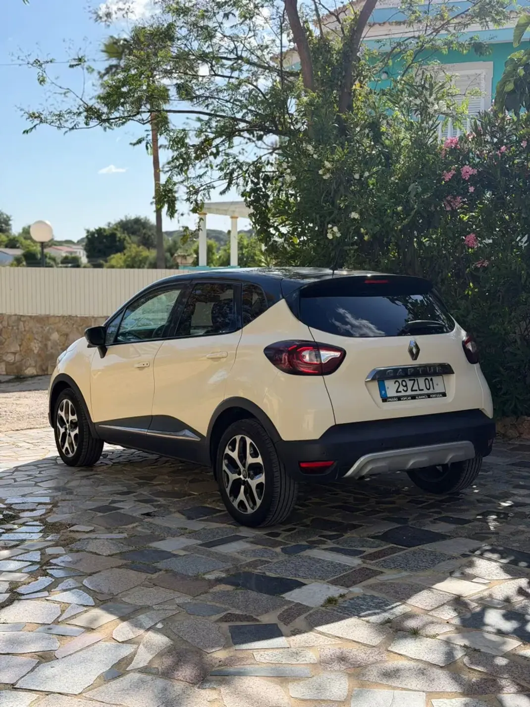 Renault Captur 2019 - 14900 EUR, 98836 km - AUTO.MOTO.pt - 98836km - foto 4 de 9