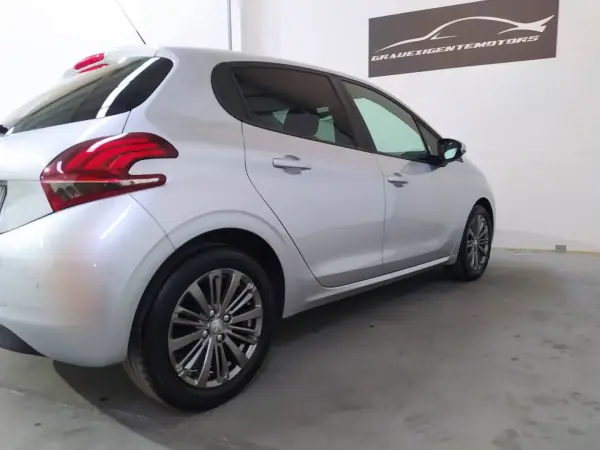Peugeot 208 2017 - 12999 EUR, 118000 km - AUTO.MOTO.pt - 118000km - foto 8 de 15