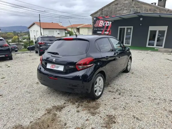 Peugeot 208 2017 - 8900 EUR, 191000 km - AUTO.MOTO.pt - 191000km - foto 11 de 36