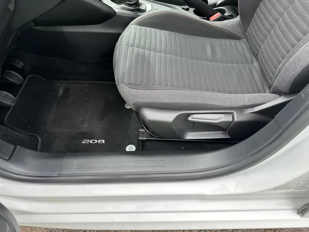 Peugeot 208 2020 - 14900 EUR, 70000 km - AUTO.MOTO.pt - 70000km - foto 32 de 57