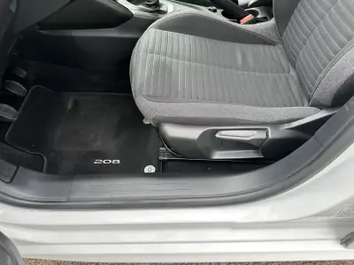 Peugeot 208 2020 - 14900 EUR, 70000 km - AUTO.MOTO.pt - 70000km - foto 32 de 57