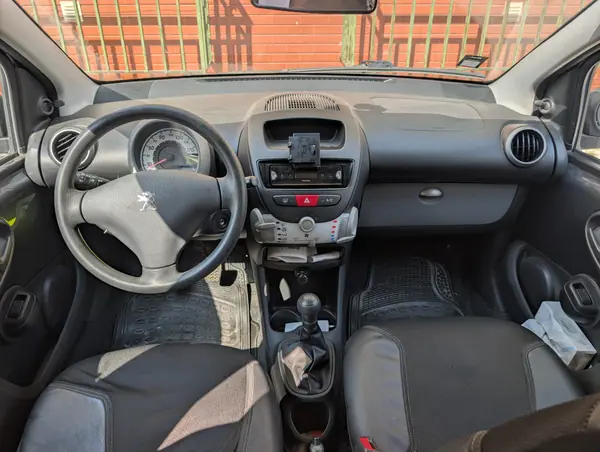 Peugeot 107 2012 - 4999 EUR, 76000 km - AUTO.MOTO.pt - 76000km - foto 6 de 7
