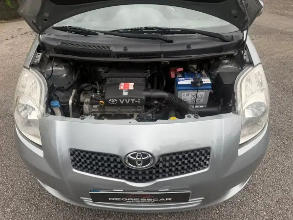 Toyota Yaris 2006 - 6900 EUR, 168000 km - AUTO.MOTO.pt - 168000km - foto 23 de 25