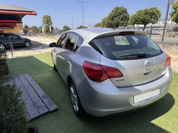 Opel Astra 2010 - 8000 EUR, 126000 km - AUTO.MOTO.pt - 126000km - foto 15 de 17