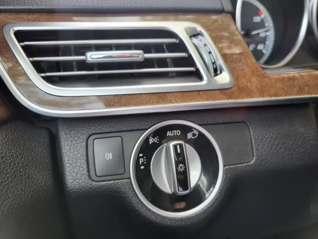 Mercedes-Benz E 200 2014 - 18900 EUR, 147135 km - AUTO.MOTO.pt - 147135km - foto 11 de 20