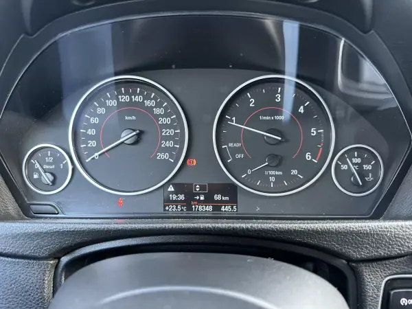 BMW 318 2014 - 12900 EUR, 178000 km - AUTO.MOTO.pt - 178000km - foto 32 de 65