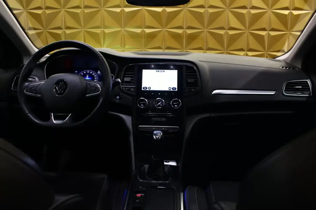 Renault Mégane Sport Tourer 2022 - 15900 EUR, 141000 km - AUTO.MOTO.pt - 141000km - foto 17 de 30