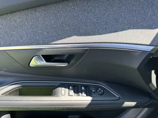 Peugeot 3008 2018 - 14900 EUR, 200000 km - AUTO.MOTO.pt - 200000km - foto 24 de 63