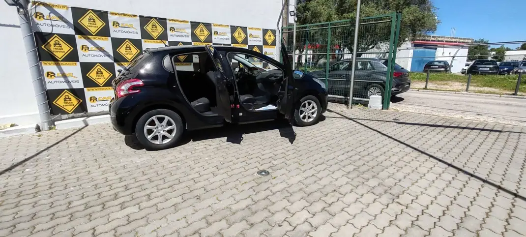 Peugeot 208 2014 - 11900 EUR, 193379 km - 193379km - foto 17 de 23