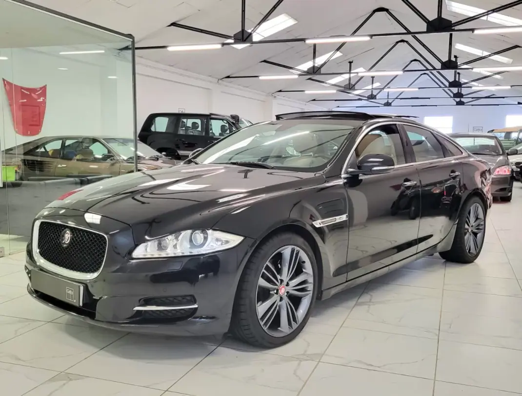 Jaguar XJ 2012 - 19950 EUR, 255600 km - AUTO.MOTO.pt - 255600km - foto 1 de 33