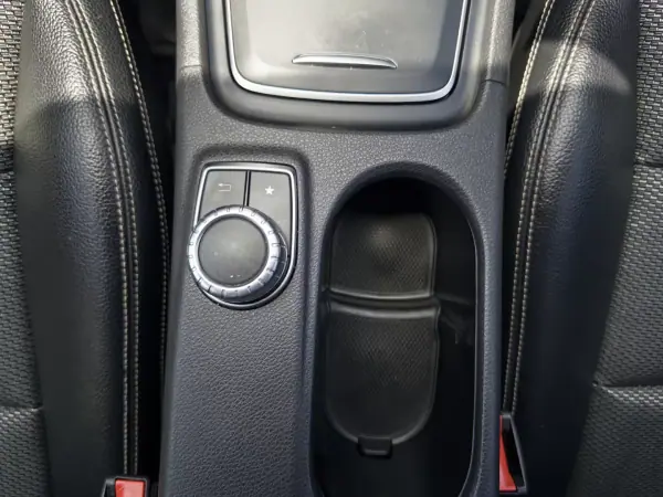 Mercedes-Benz CLA 180 2017 - 17500 EUR, 206000 km - AUTO.MOTO.pt - 206000km - foto 38 de 51