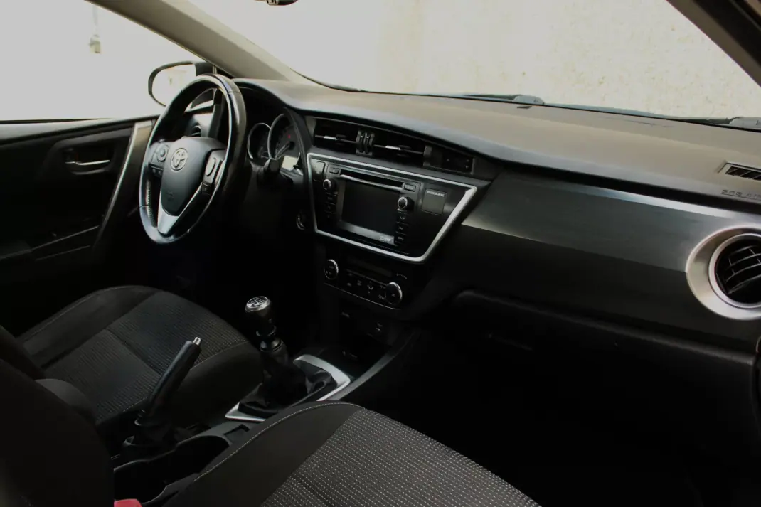 Toyota Auris 2012 - 11500 EUR, 179433 km - AUTO.MOTO.pt - 179433km - foto 29 de 34