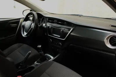 Toyota Auris 2012 - 11500 EUR, 179433 km - AUTO.MOTO.pt - 179433km - foto 29 de 34