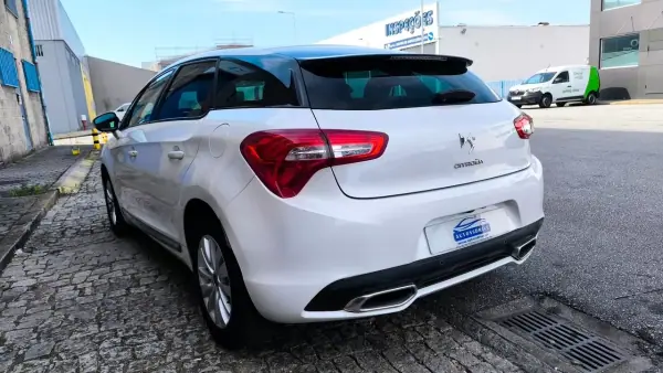 Citroën DS5 2015 - 10900 EUR, 175000 km - AUTO.MOTO.pt - 175000km - foto 15 de 17