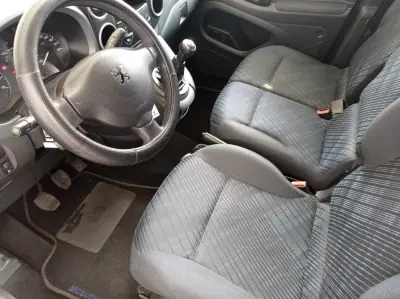 Peugeot Partner 2010 - 9990 EUR, 117500 km - AUTO.MOTO.pt - 117500km - foto 9 de 12