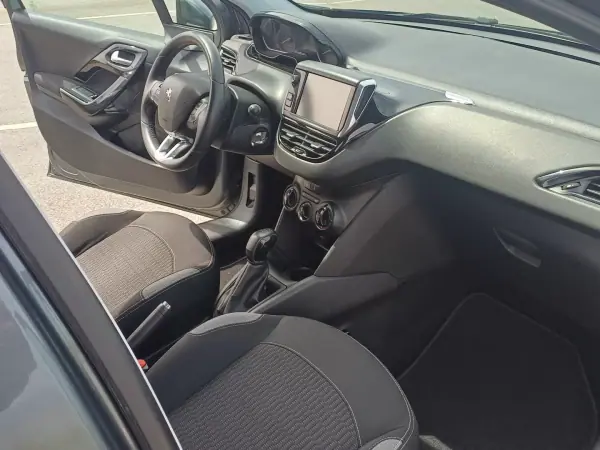 Peugeot 208 2015 - 9900 EUR, 149570 km - AUTO.MOTO.pt - 149570km - foto 7 de 15