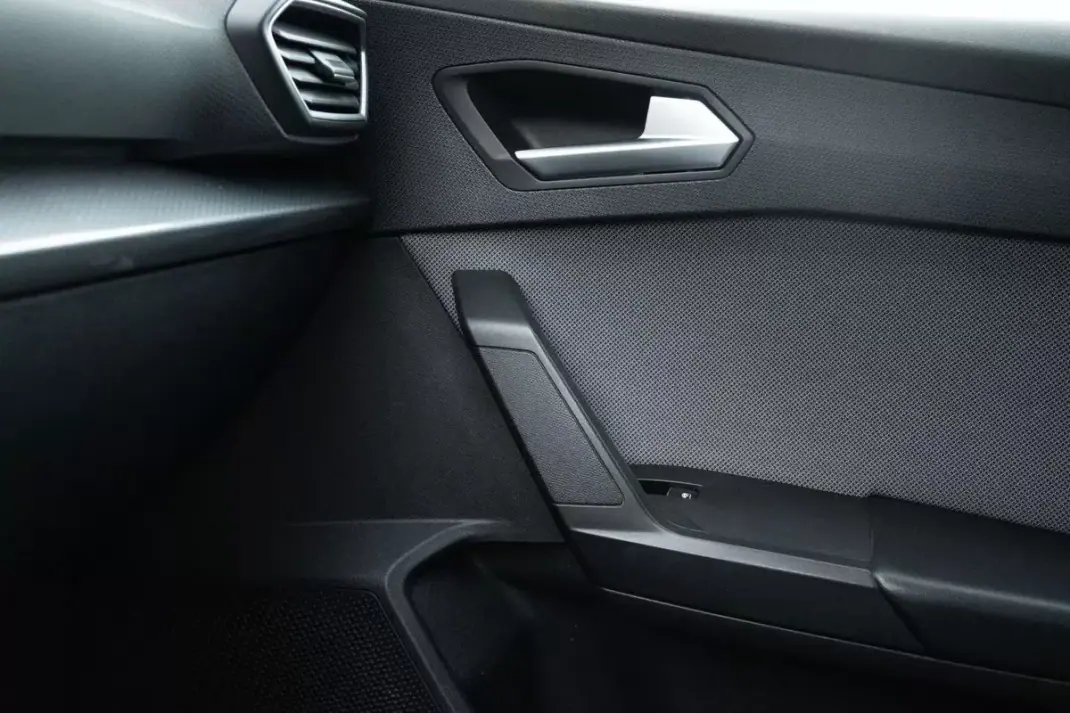 SEAT Leon 2021 - 15999 EUR, 127100 km - AUTO.MOTO.pt - 127100km - foto 14 de 24