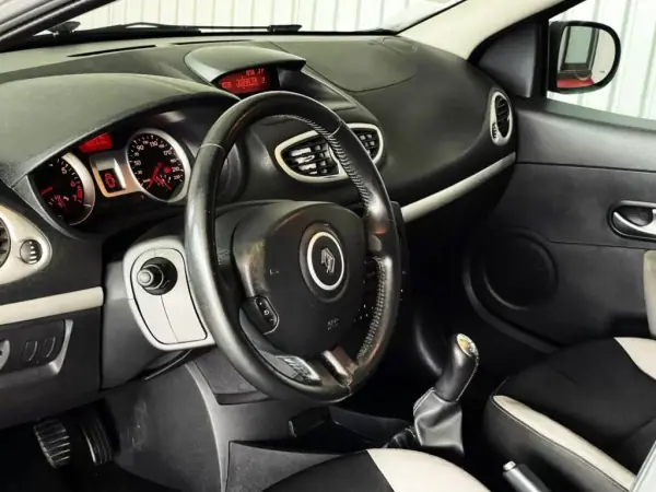 Renault Clio Break 2012 - 6500 EUR, 190800 km - AUTO.MOTO.pt - 190800km - foto 21 de 34