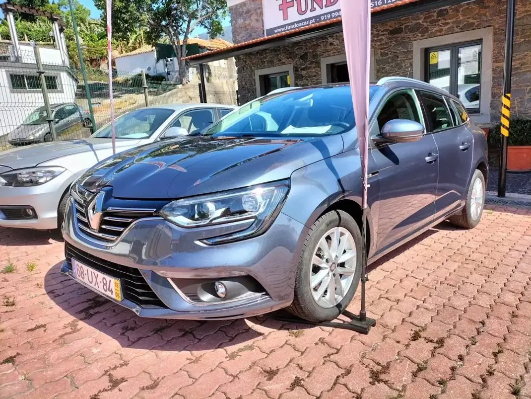 Renault Mégane Sport Tourer 2018 - 15950 EUR, 123820 km - AUTO.MOTO.pt - 123820km - foto 1 de 13