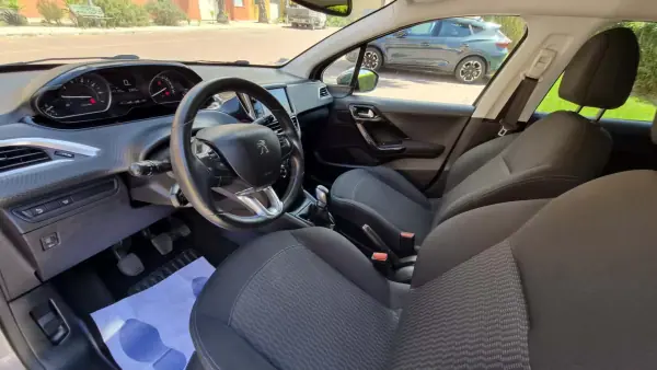 Peugeot 208 2019 - 9980 EUR, 50000 km - AUTO.MOTO.pt - 50000km - foto 13 de 14