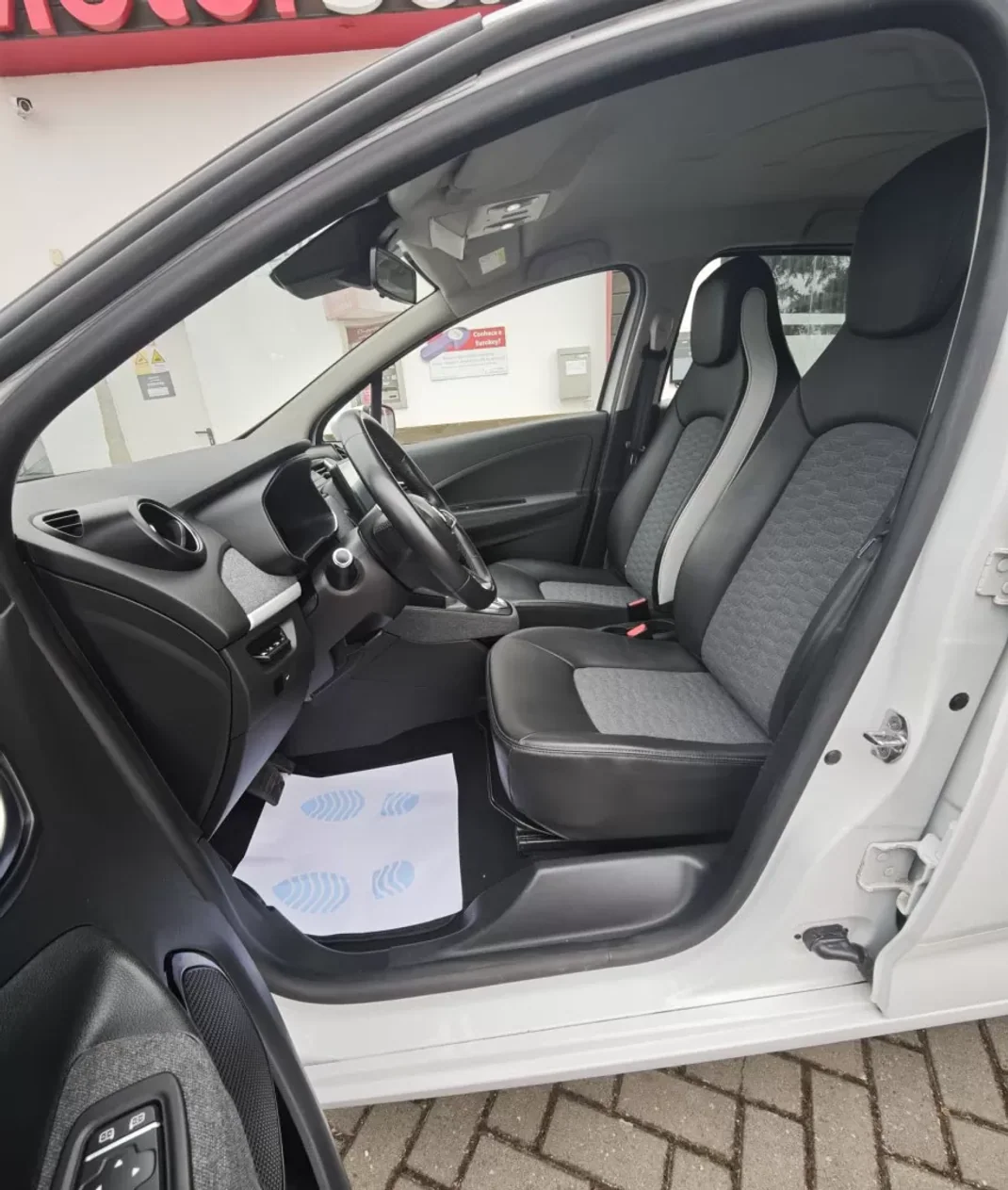 Renault Zoe 2020 - 15600 EUR, 92000 km - AUTO.MOTO.pt - 92000km - foto 4 de 10