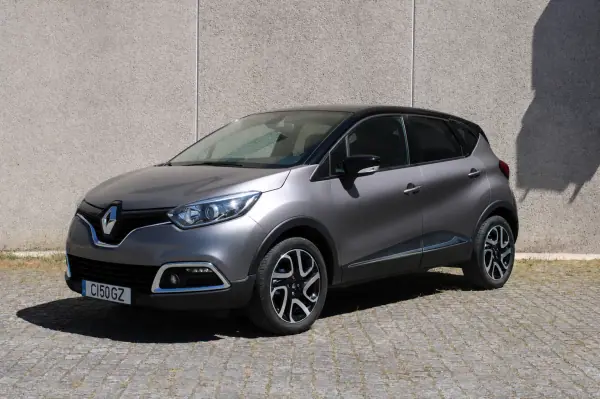Renault Captur 2015 - 11850 EUR, 76500 km - AUTO.MOTO.pt - 76500km - foto 3 de 24