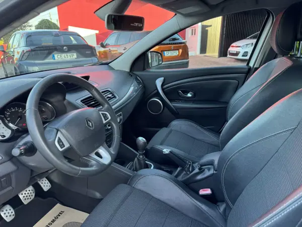 Renault Mégane Sport Tourer 2011 - 8900 EUR, 214000 km - AUTO.MOTO.pt - 214000km - foto 12 de 40