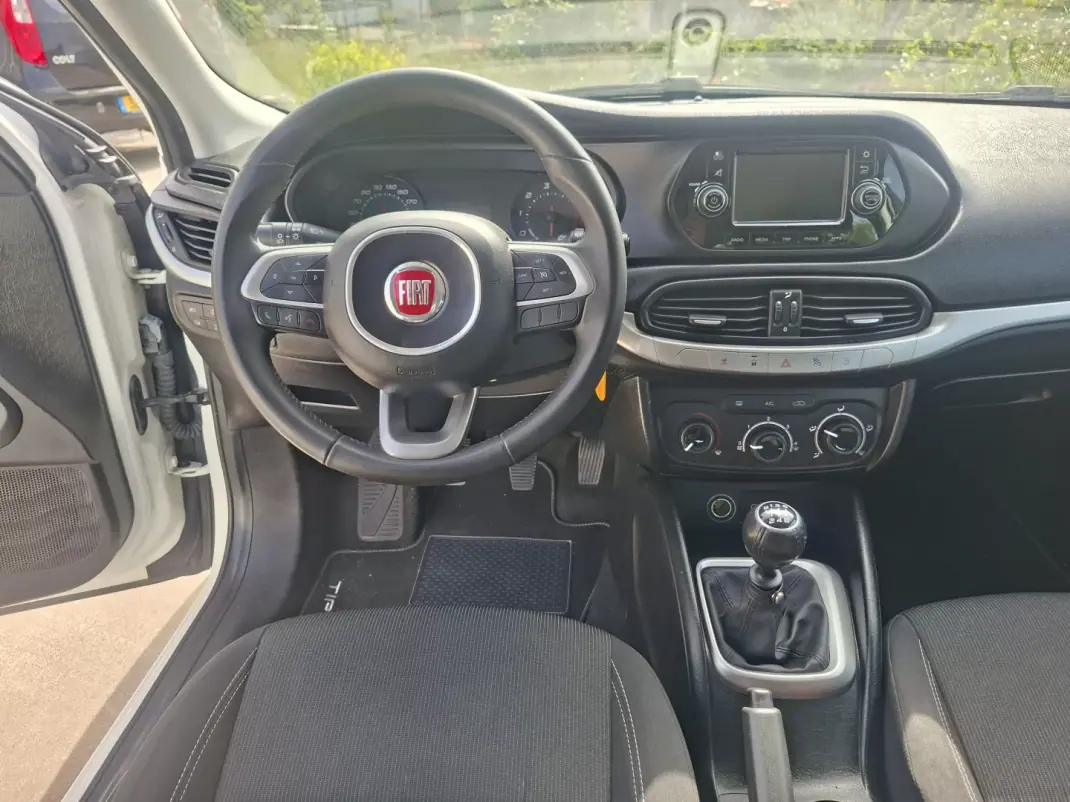 Fiat Tipo Station Wagon 2017 - 9980 EUR, 170000 km - AUTO.MOTO.pt - 170000km - foto 10 de 21