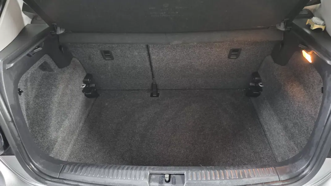 Volkswagen Polo 2014 - 10990 EUR, 136000 km - AUTO.MOTO.pt - 136000km - foto 22 de 31