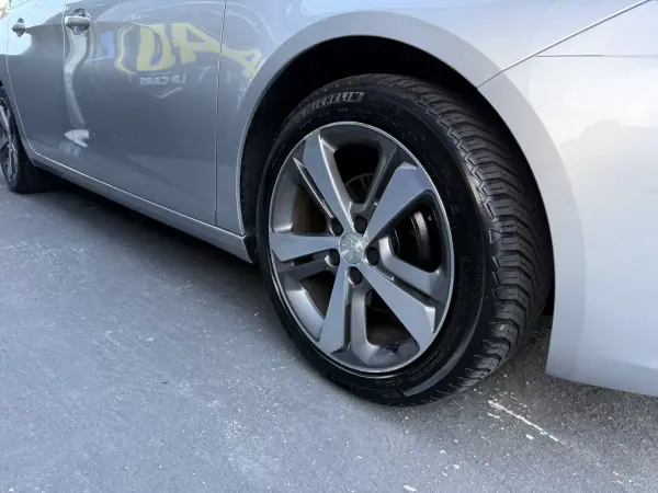 Peugeot 308 SW 2014 - 7250 EUR, 245000 km - AUTO.MOTO.pt - 245000km - foto 8 de 17