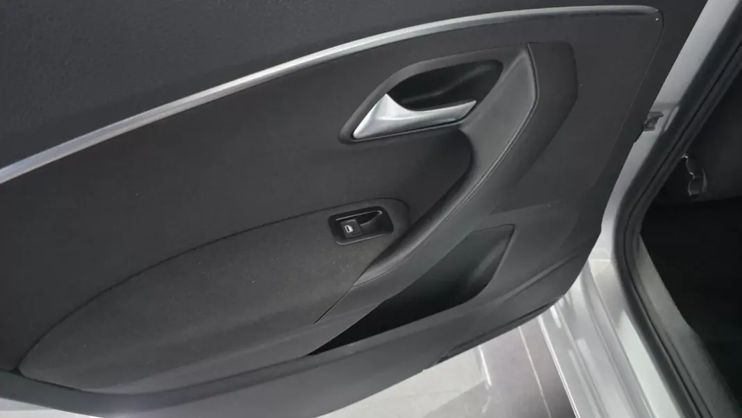 Volkswagen Polo 2014 - 10990 EUR, 136000 km - AUTO.MOTO.pt - 136000km - foto 21 de 31