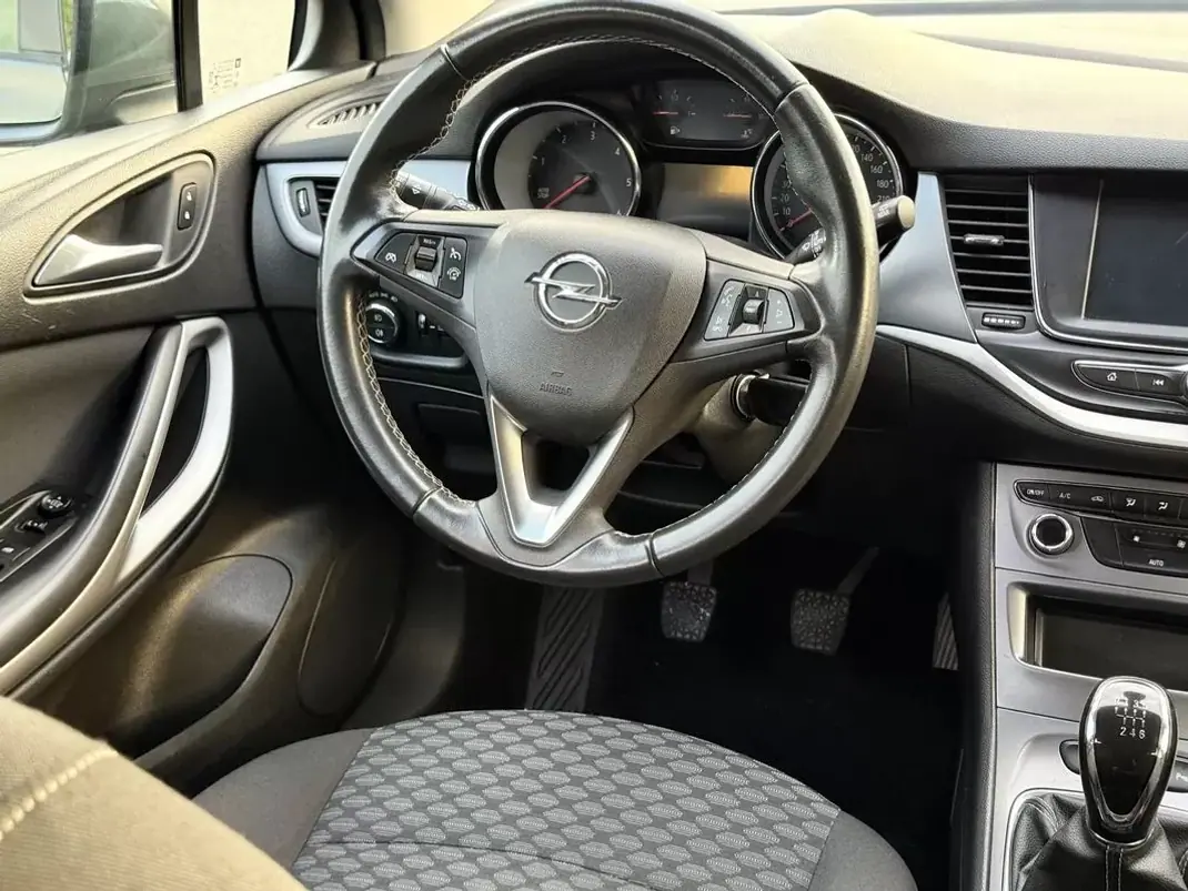 Opel Astra Sports Tourer 2019 - 11900 EUR, 128400 km - AUTO.MOTO.pt - 128400km - foto 6 de 10