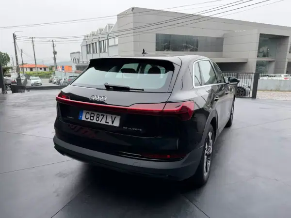 Audi e-tron 2020 - 30500 EUR, 90120 km - AUTO.MOTO.pt - 90120km - foto 4 de 15