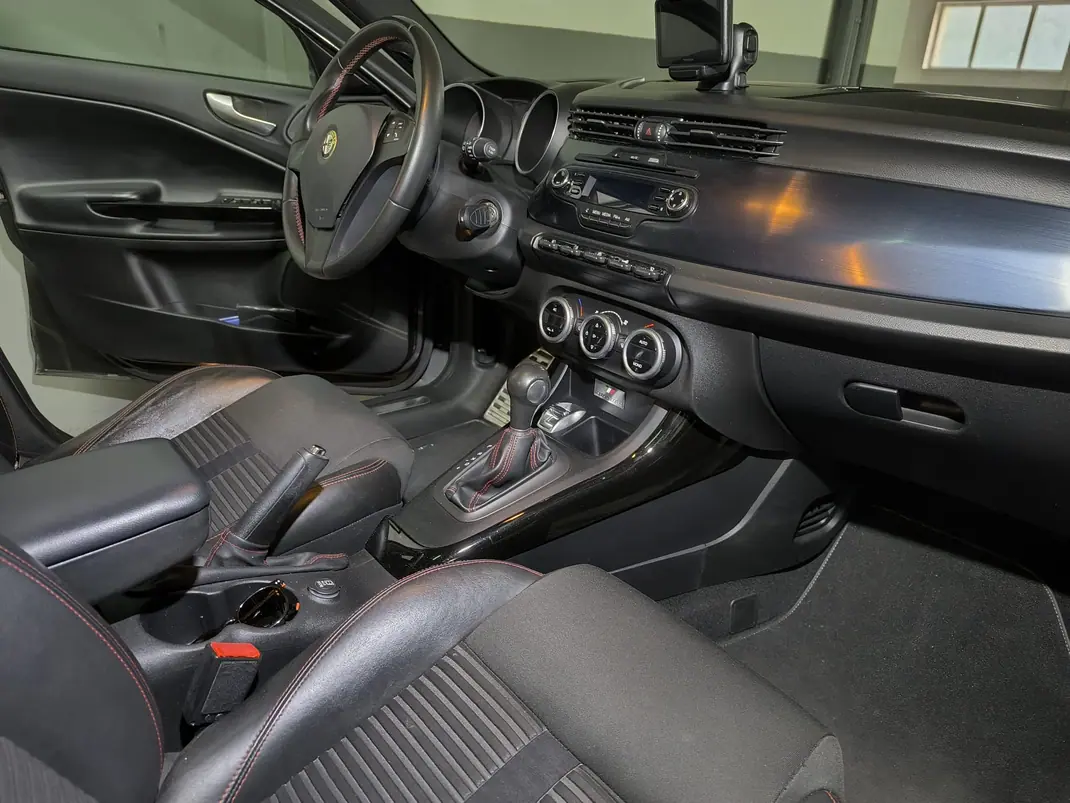 Alfa Romeo Giulietta 2013 - 11500 EUR, 140000 km - AUTO.MOTO.pt - 140000km - foto 13 de 14