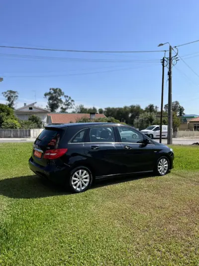 Mercedes-Benz B 180 2012 - 12900 EUR, 125490 km - AUTO.MOTO.pt - 125490km - foto 5 de 14