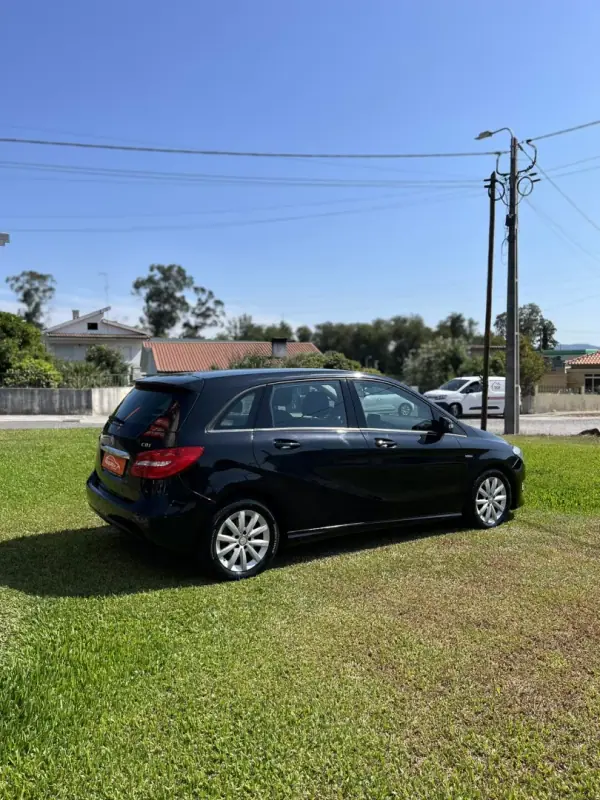 Mercedes-Benz B 180 2012 - 12900 EUR, 125490 km - AUTO.MOTO.pt - 125490km - foto 5 de 14