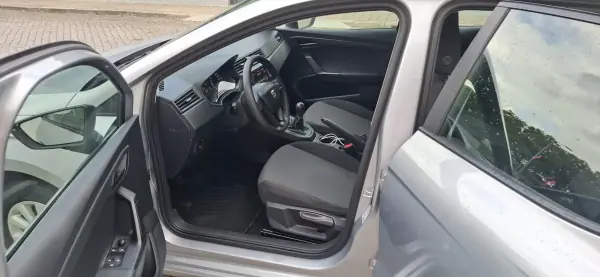 SEAT Ibiza 2018 - 10900 EUR, 184500 km - AUTO.MOTO.pt - 184500km - foto 8 de 17