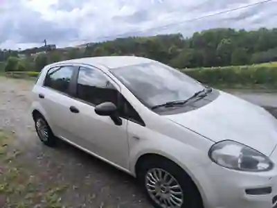 Fiat Grande Punto 2013 - 6000 EUR, 179000 km - AUTO.MOTO.pt - 179000km - foto 8 de 10